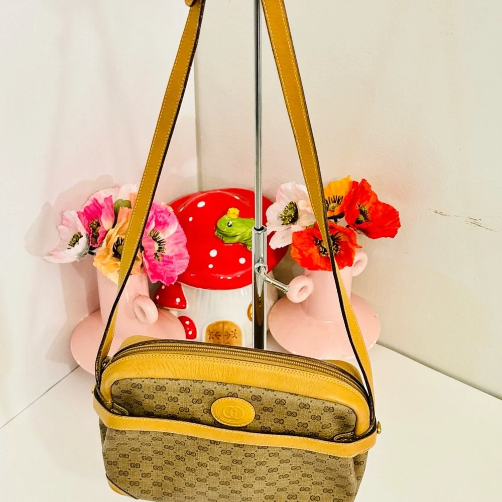 Gucci shoulder bag with iconic gg logo - Picture 14 of 16